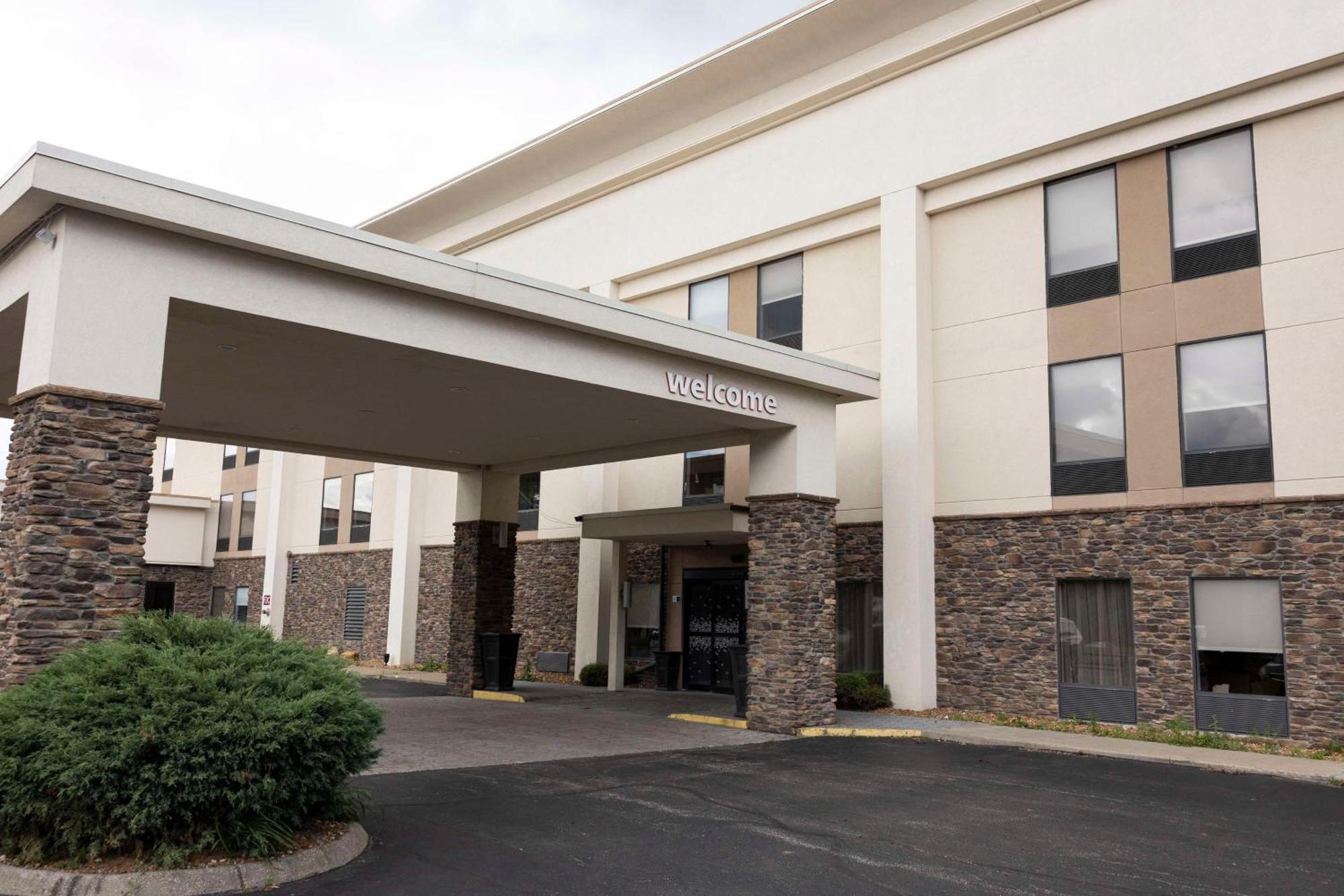 Hampton Inn Kent/Akron Area Екстериор снимка