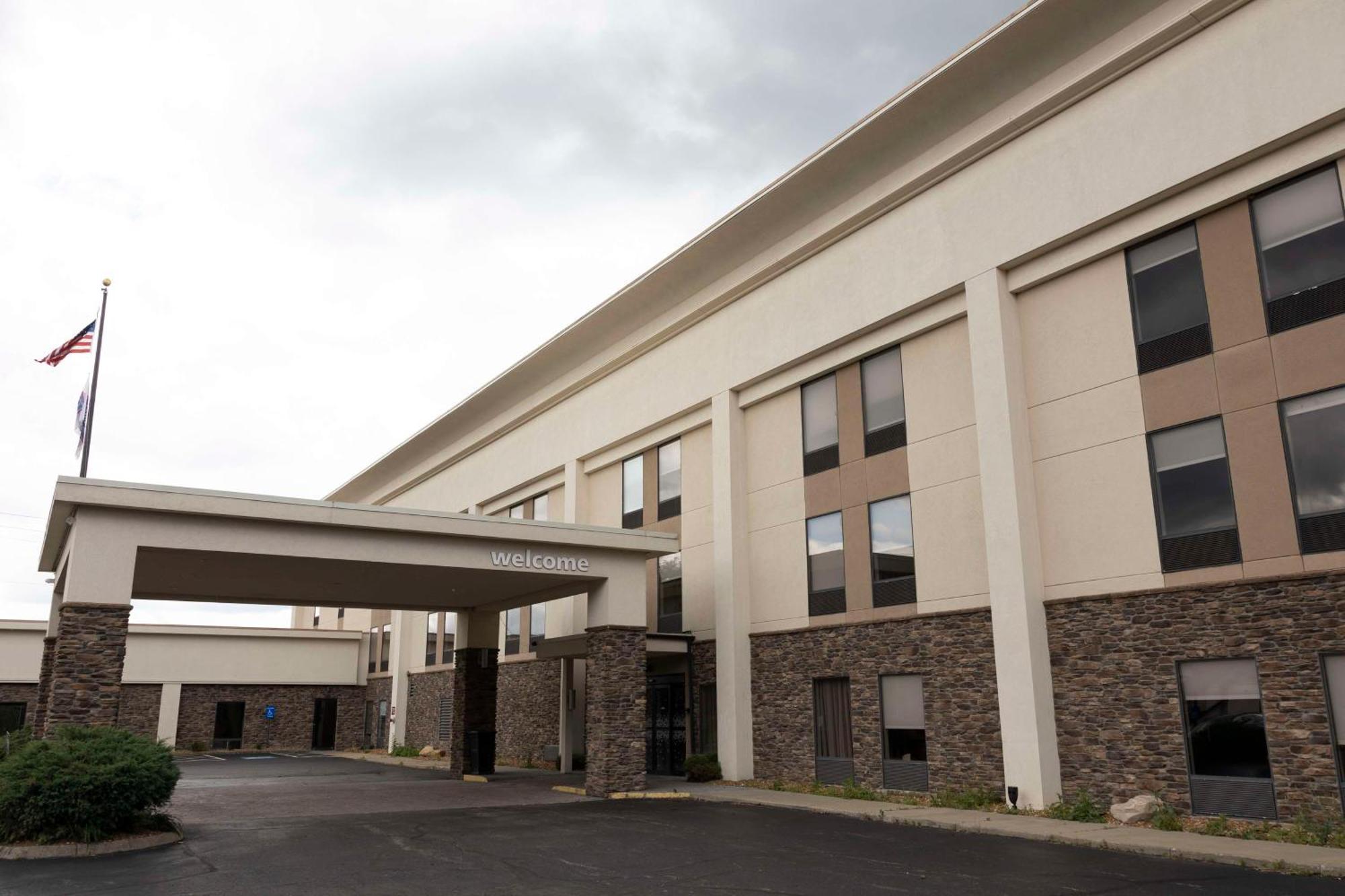 Hampton Inn Kent/Akron Area Екстериор снимка